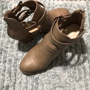 Size 8 Taupe Shoe Dazzle Booties
